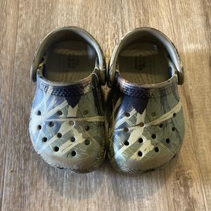 Infant Camo crocs size 4